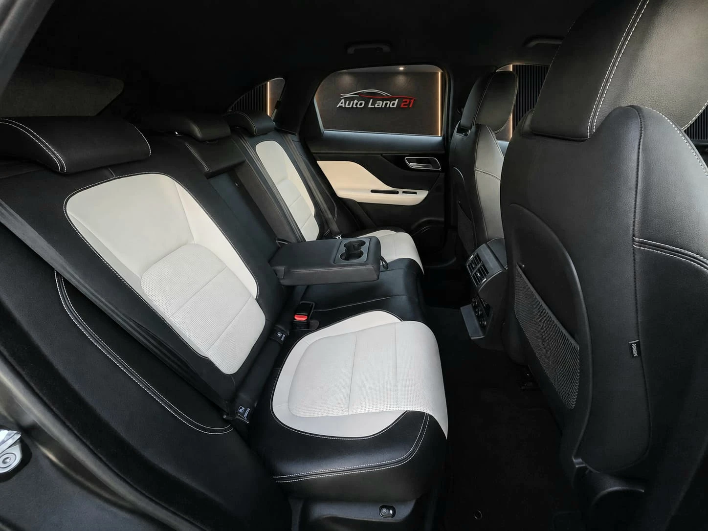 Jaguar F-PACE 3.0d* 300кс* 700hm* AWD* DIGITAL* , снимка 11 - Автомобили и джипове - 55556869