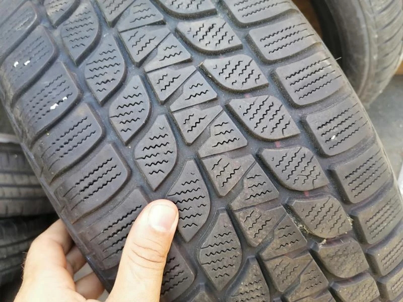 Гуми Зимни 235/60R17, снимка 9 - Гуми и джанти - 29589805