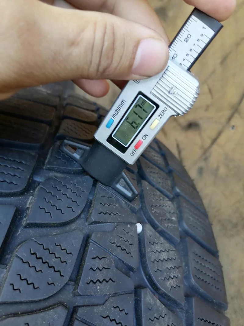 Гуми Зимни 235/60R17, снимка 4 - Гуми и джанти - 29589805