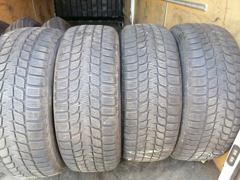 Гуми Зимни 235/60R17, снимка 2 - Гуми и джанти - 29589805