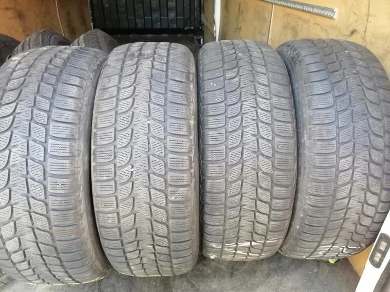 Гуми Зимни 235/60R17, снимка 1 - Гуми и джанти - 29589805