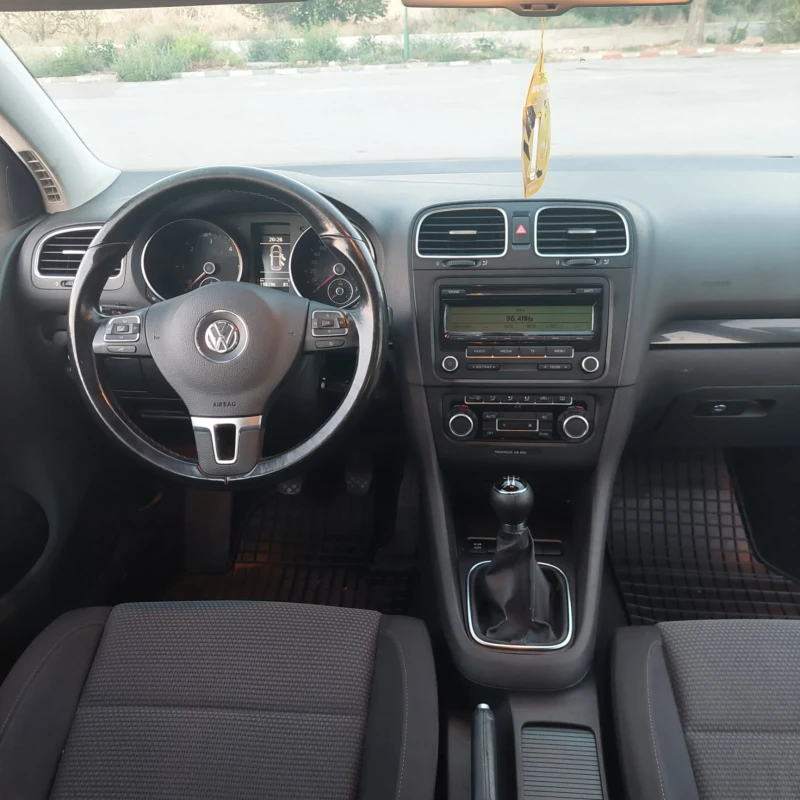 VW Golf 1.6 TDi, снимка 7 - Автомобили и джипове - 46888270