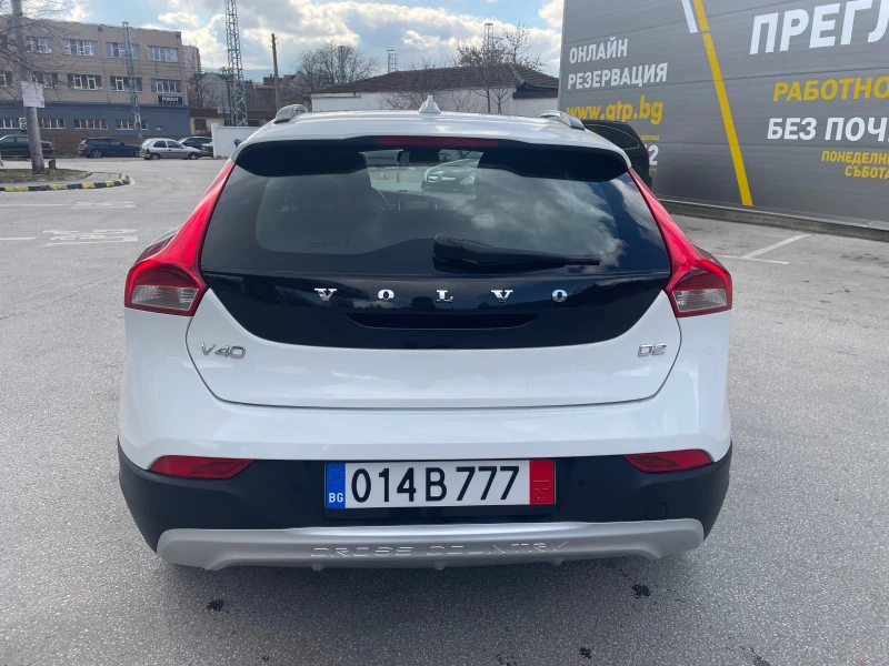 Volvo V40 Cross Country 1.6hdi Пежо-двигател Перфектна!!!, снимка 6 - Автомобили и джипове - 49094390