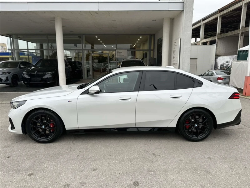 BMW 520 M PRO/Bowers/3D VIEW/Iconic Glow/HUD/Comfort, снимка 3 - Автомобили и джипове - 49259716