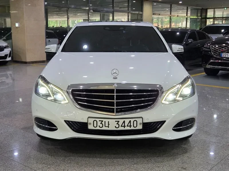 Mercedes-Benz E 300 Elegance - САМО 30% АВАНС, снимка 2 - Автомобили и джипове - 56002506