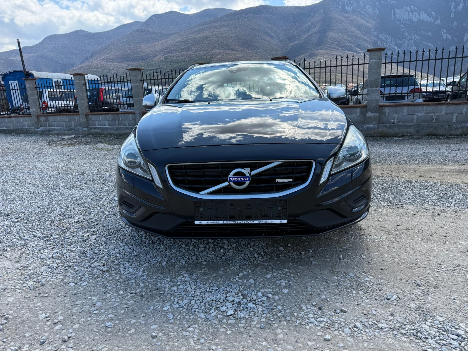 Volvo V60 D2 R-DESIGN, снимка 3 - Автомобили и джипове - 54099399