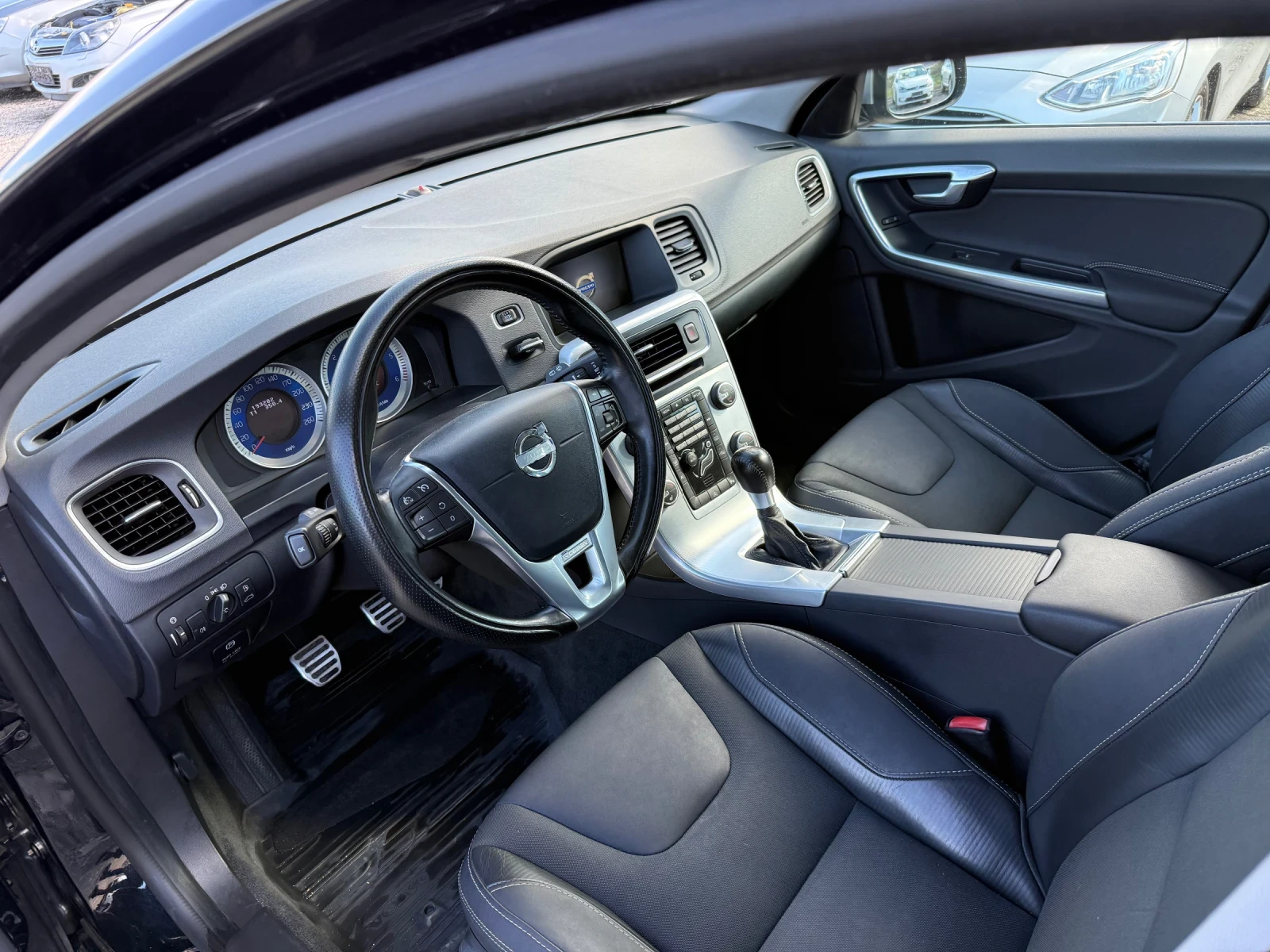 Volvo V60 D2 R-DESIGN, снимка 10 - Автомобили и джипове - 54099399