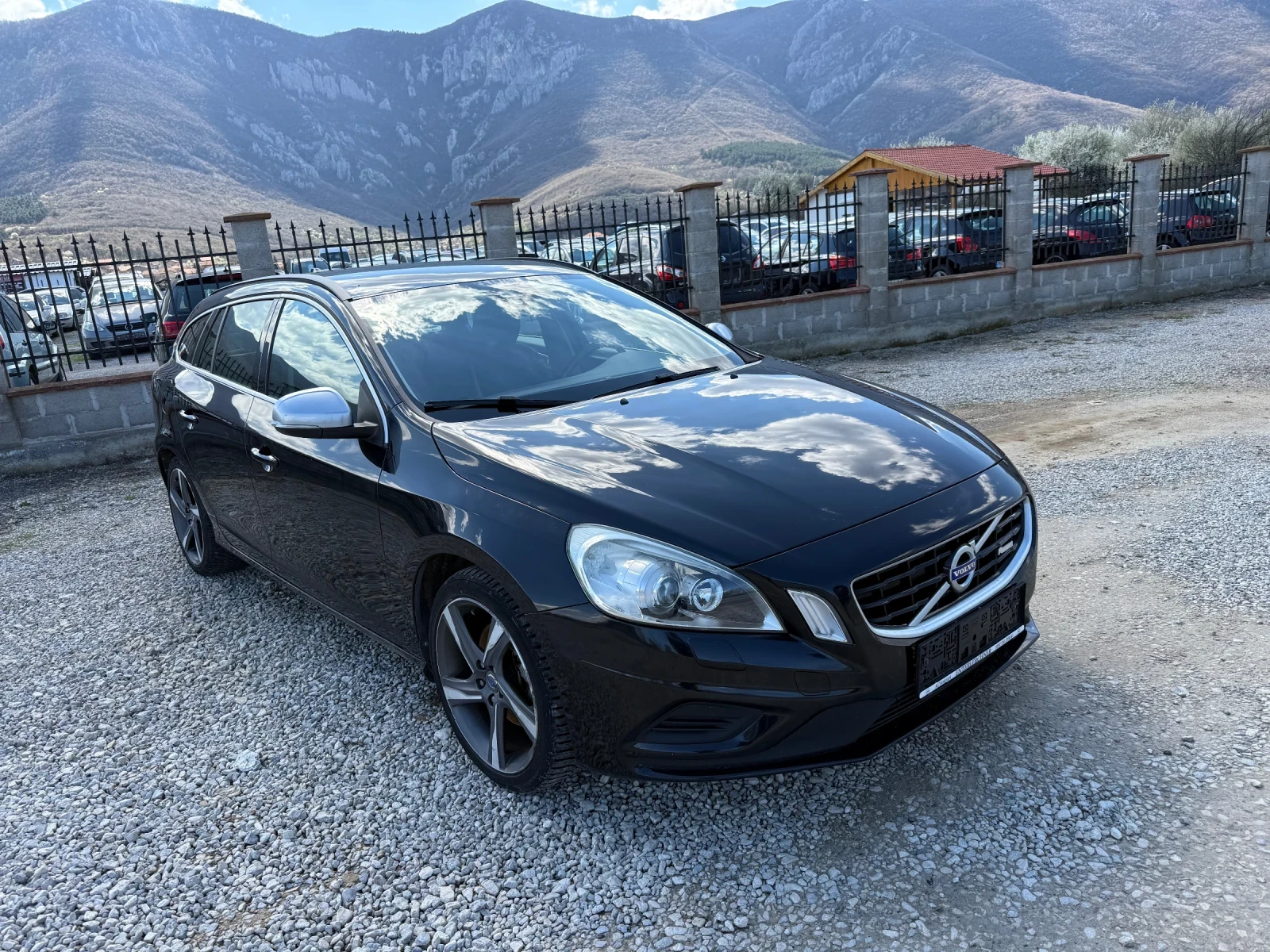 Volvo V60 D2 R-DESIGN, снимка 4 - Автомобили и джипове - 54099399
