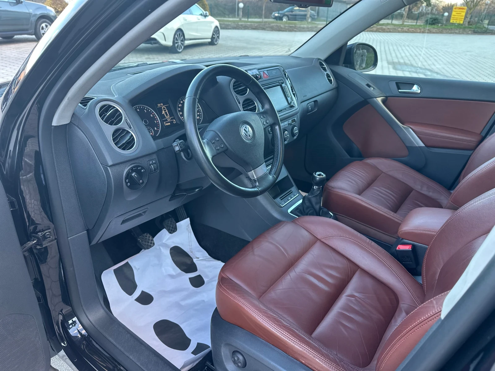 VW Tiguan 1.4TSI 4motion-КОЖА-ПАНОРАМА Серв.история - изображение 6