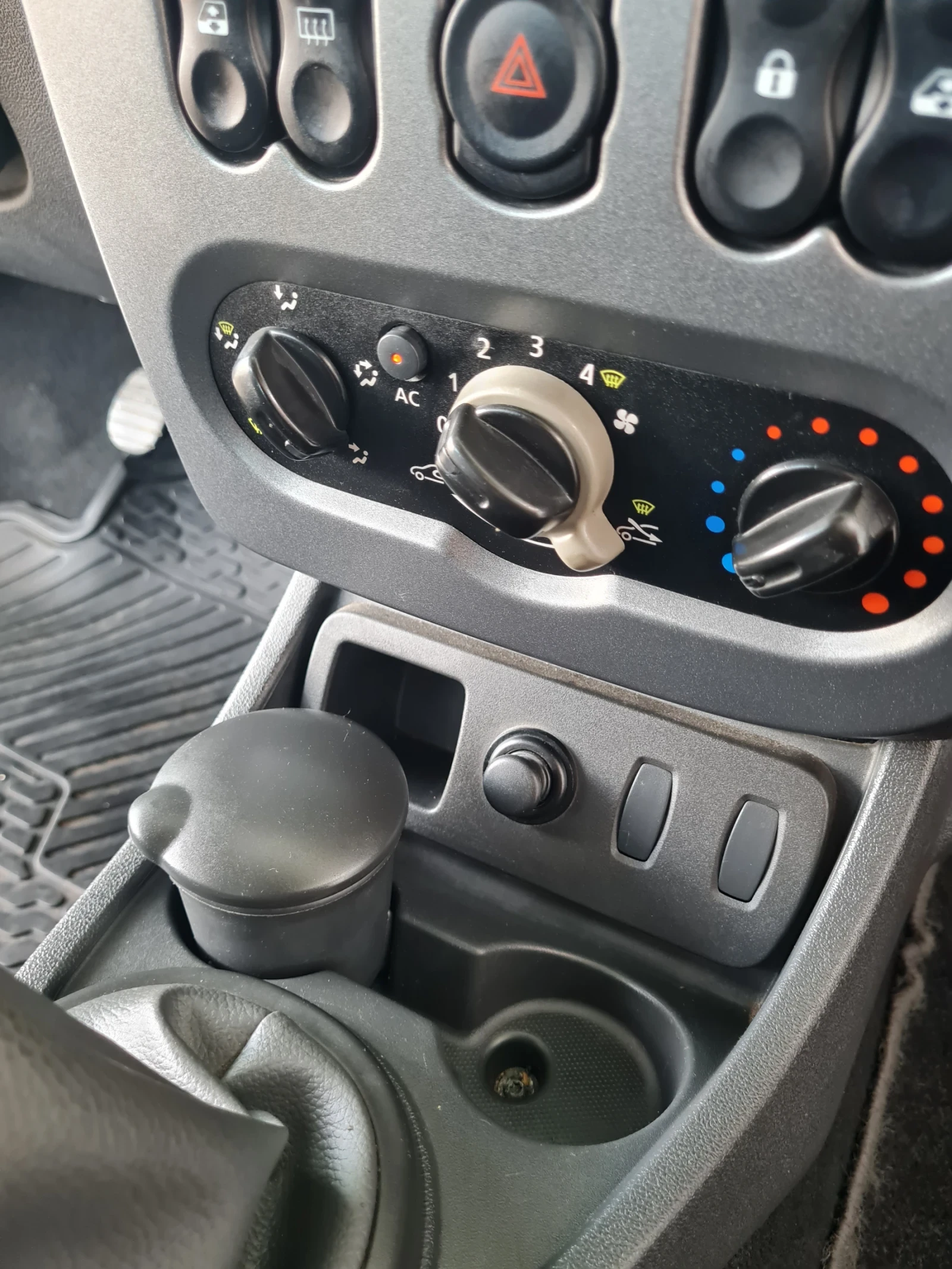 Dacia Duster 1.6куб.105к.с. 2011г. Бензин , снимка 10 - Автомобили и джипове - 54568030