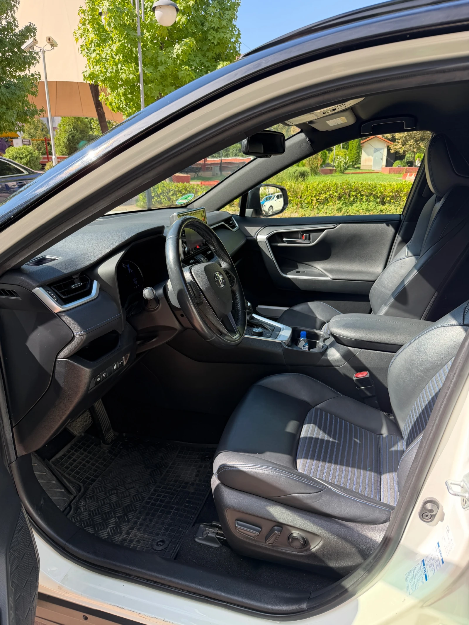 Toyota Rav4 Hybrid 2.5 AWD в Гаранция, снимка 7 - Автомобили и джипове - 56137661