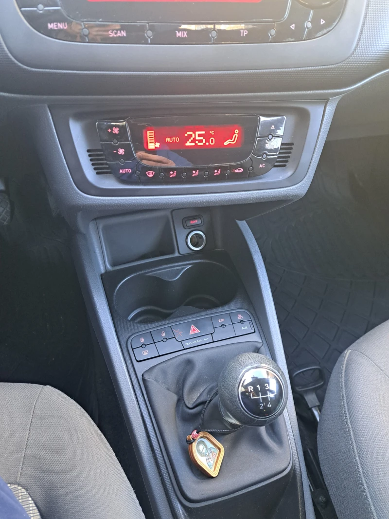 Seat Ibiza TSI, снимка 6 - Автомобили и джипове - 53468423