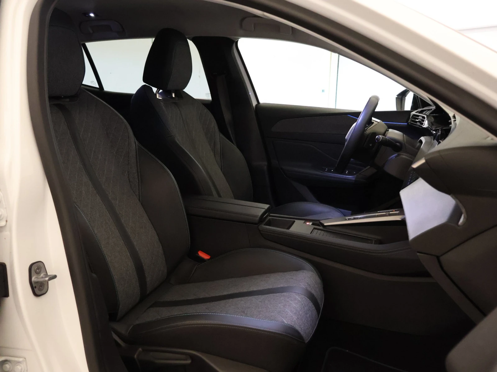 Peugeot 408 1.2i Allure Pack, снимка 11 - Автомобили и джипове - 53952786