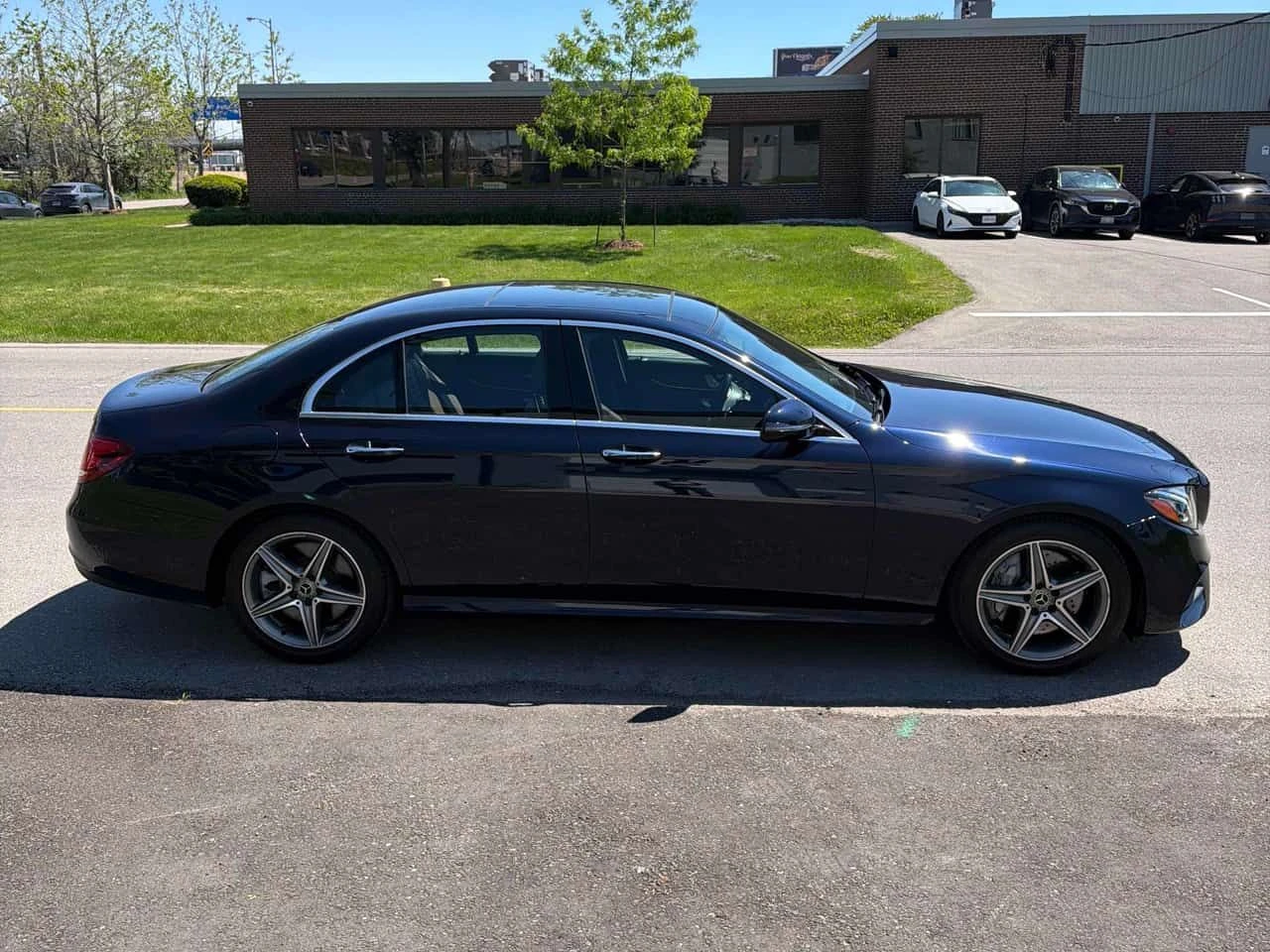 Mercedes-Benz E 400 BURMESTER * ПОДГРЕВИ * ПАНО * KEYLESS * CARFAX, снимка 3 - Автомобили и джипове - 54743154