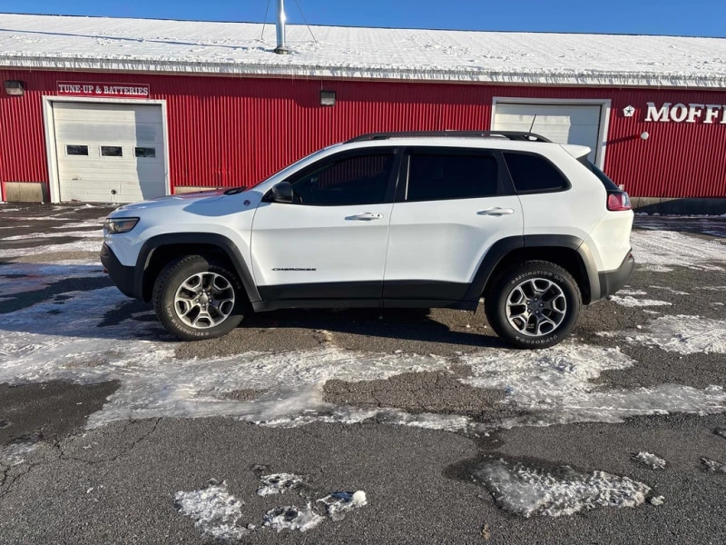 Jeep Cherokee * Trailhawk * CARFAX * БЕЗ ПЪРВОНАЧАЛНА ВНОСКА, снимка 2 - Автомобили и джипове - 52700236
