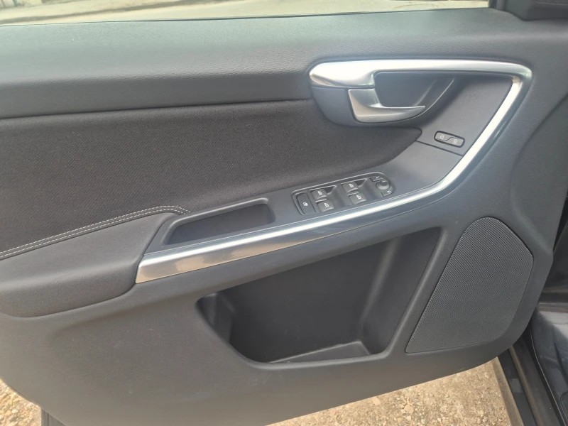 Volvo XC60 2.0D, снимка 14 - Автомобили и джипове - 53477716