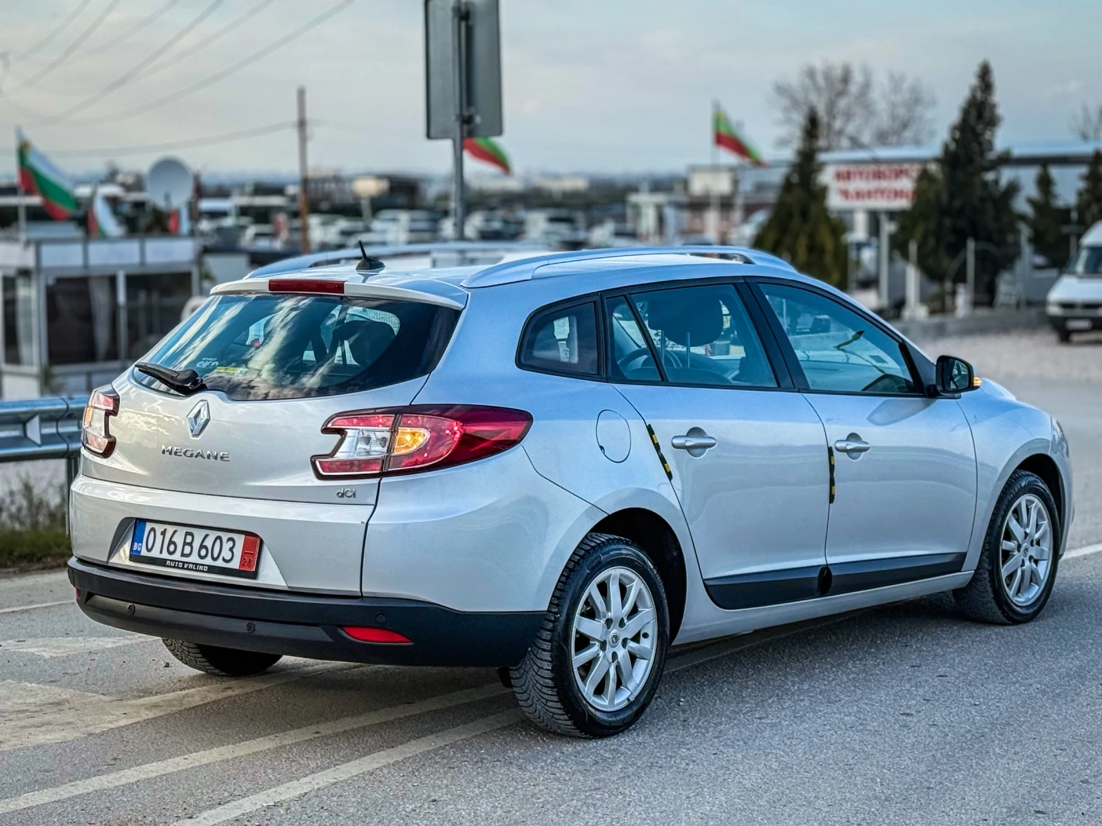 Renault Megane SporTour::1.9dci::XENON::KEYLESS::, снимка 4 - Автомобили и джипове - 53991076