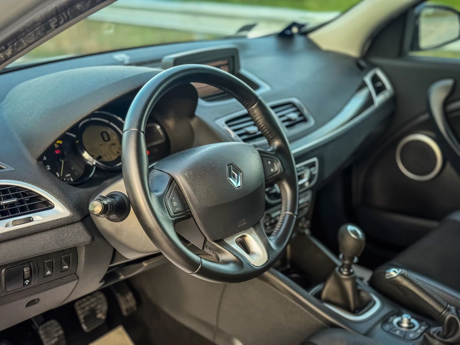 Renault Megane SporTour::1.9dci::XENON::KEYLESS::, снимка 8 - Автомобили и джипове - 53991076