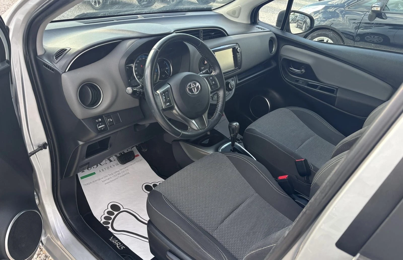 Toyota Yaris 1.5Hybrid* Сервизна История* Keyless go * Камера* , снимка 5 - Автомобили и джипове - 55392510