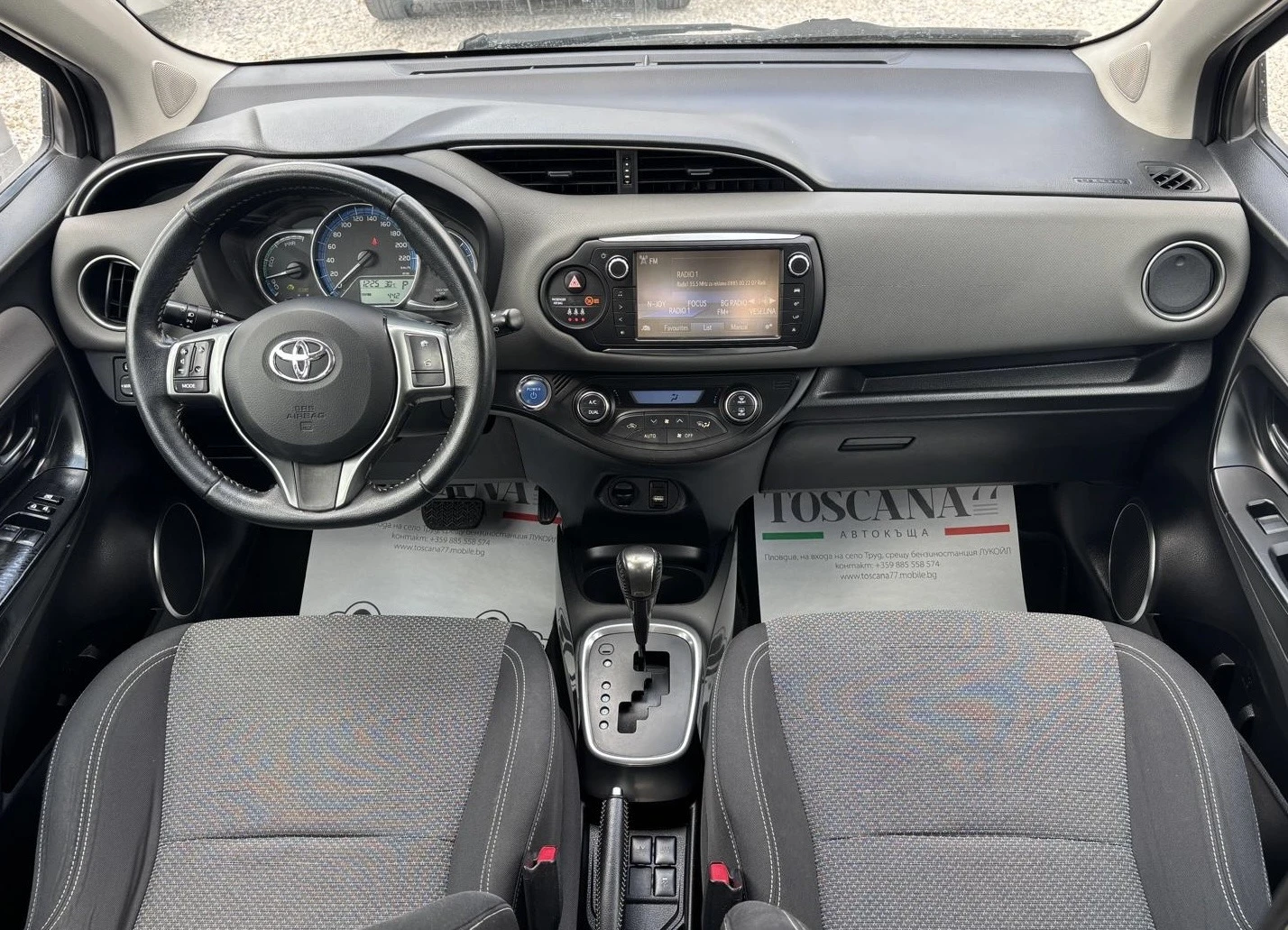 Toyota Yaris 1.5Hybrid* Сервизна История* Keyless go * Камера* , снимка 6 - Автомобили и джипове - 55392510