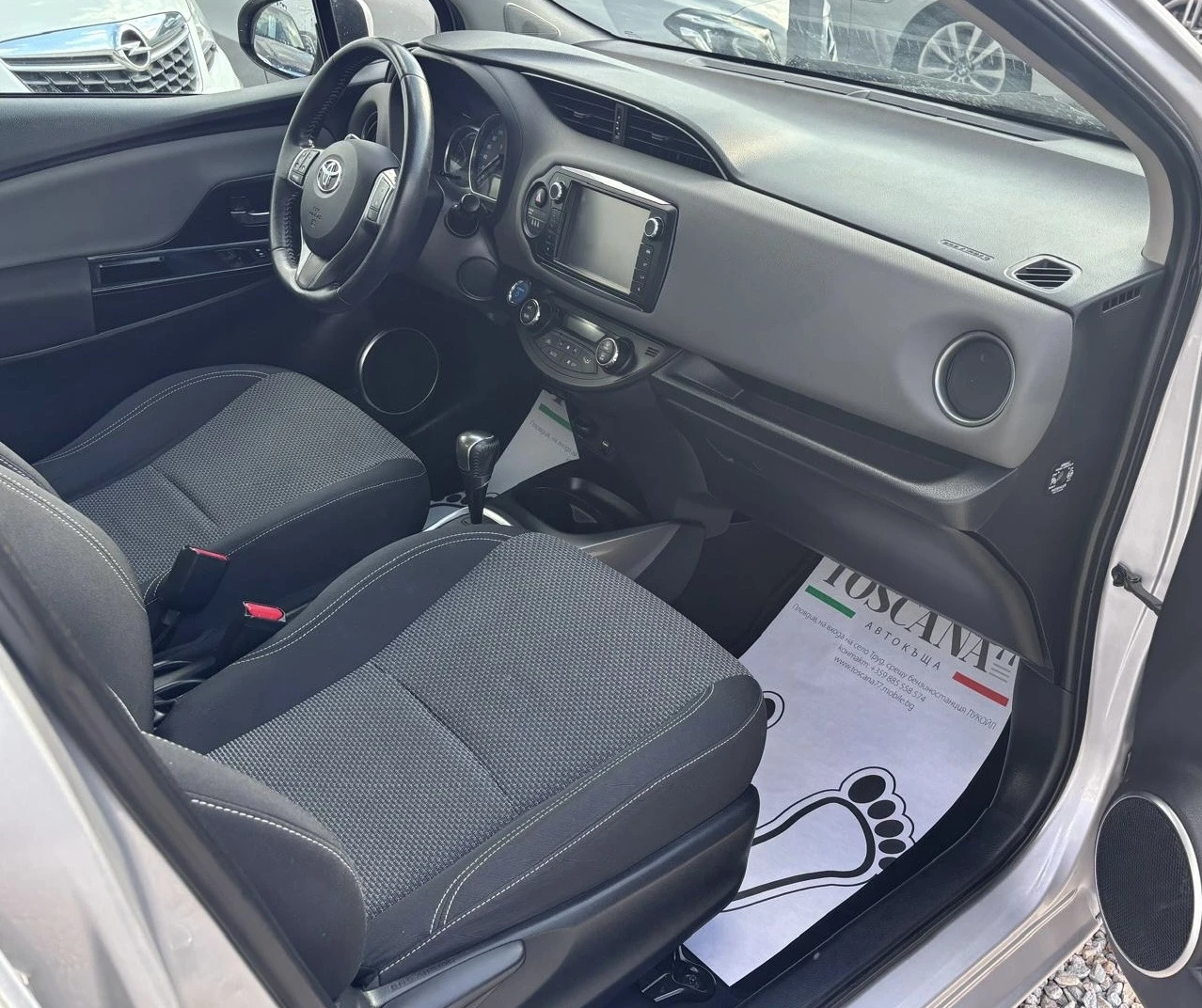 Toyota Yaris 1.5Hybrid* Сервизна История* Keyless go * Камера* , снимка 8 - Автомобили и джипове - 55392510