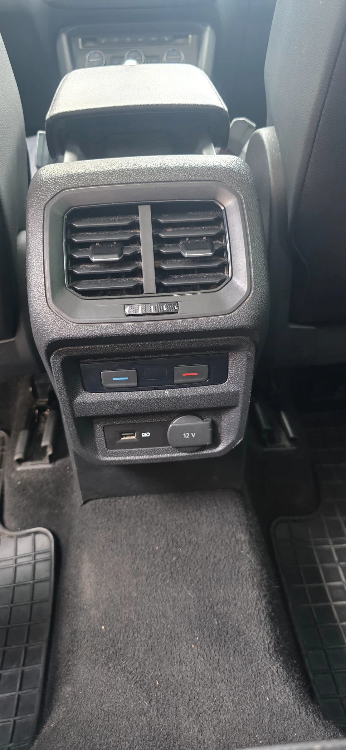 VW Tiguan 2.0 TDi, снимка 13 - Автомобили и джипове - 55416450