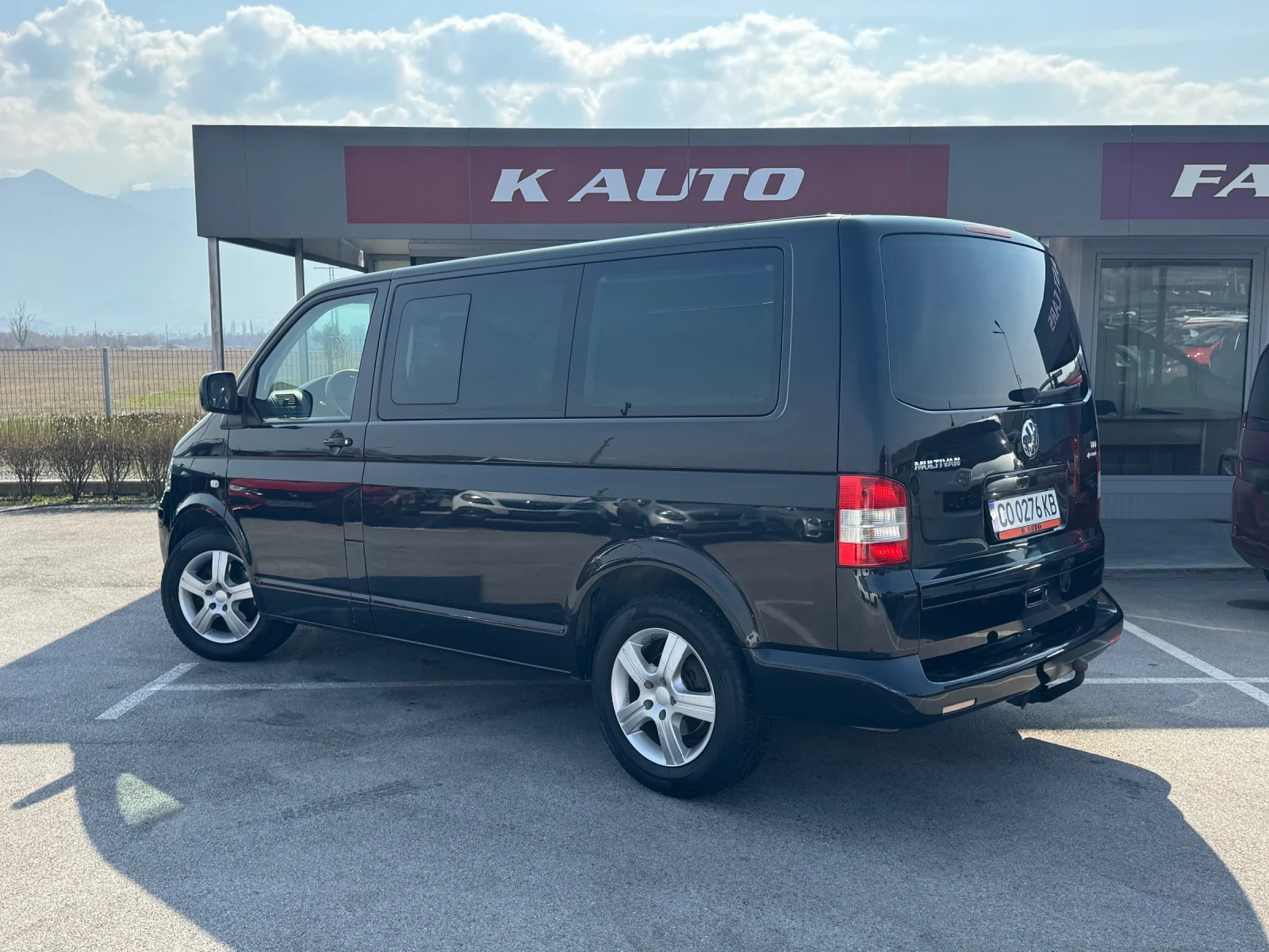 VW Multivan 2.5 / 4Motion / Navi / Подгрев, снимка 2 - Бусове и автобуси - 53754191