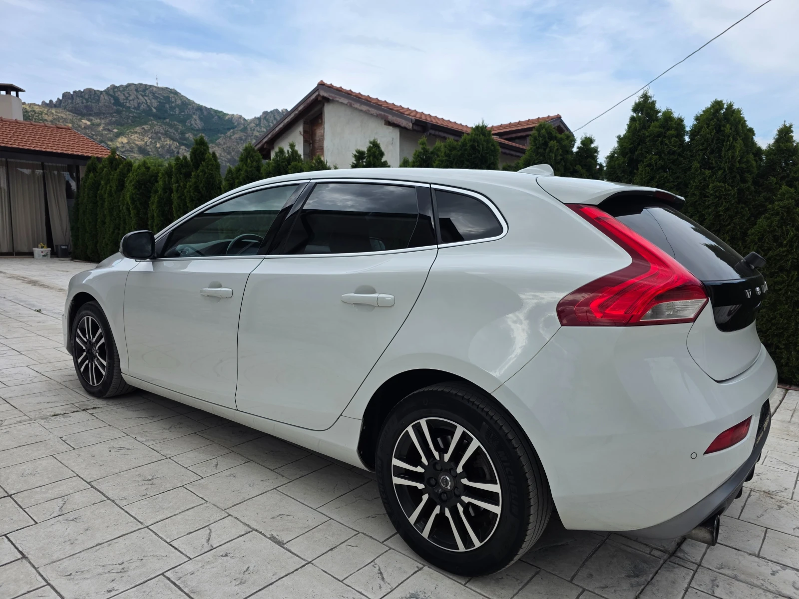 Volvo V40 2.0 D3 R-DESIGN, снимка 8 - Автомобили и джипове - 54821848