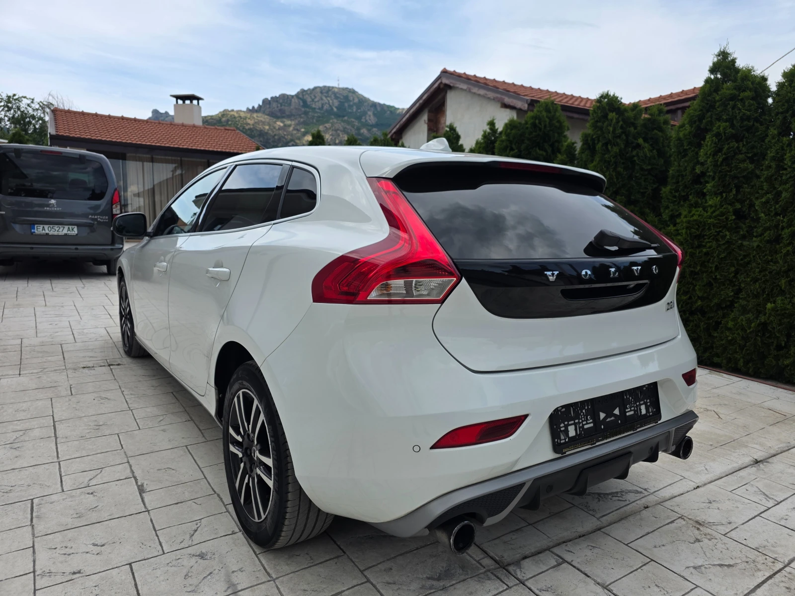 Volvo V40 2.0 D3 R-DESIGN, снимка 7 - Автомобили и джипове - 54821848