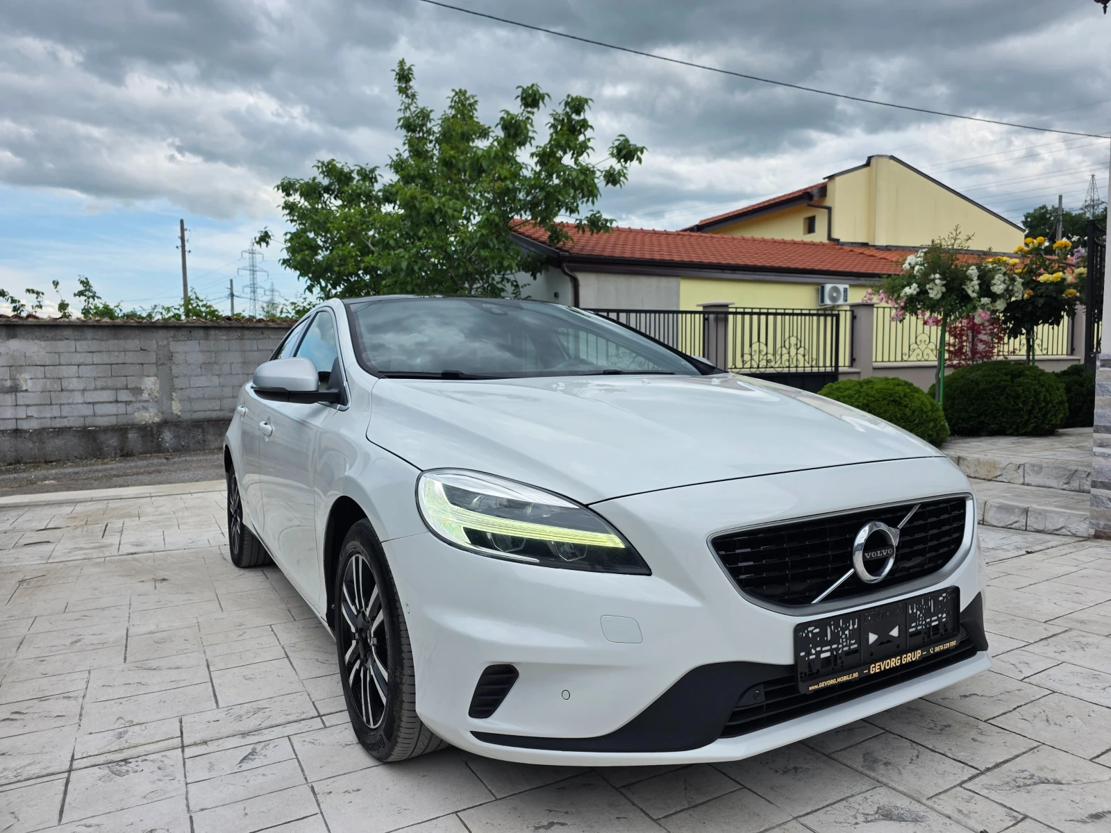 Volvo V40 2.0 D3 R-DESIGN, снимка 3 - Автомобили и джипове - 54821848