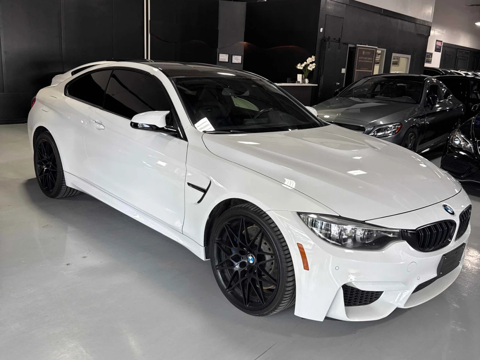 BMW M4 MANUAL * ПОДГРЕВ * CARBON * HARMAN KARDON * CARFAX, снимка 3 - Автомобили и джипове - 54902124