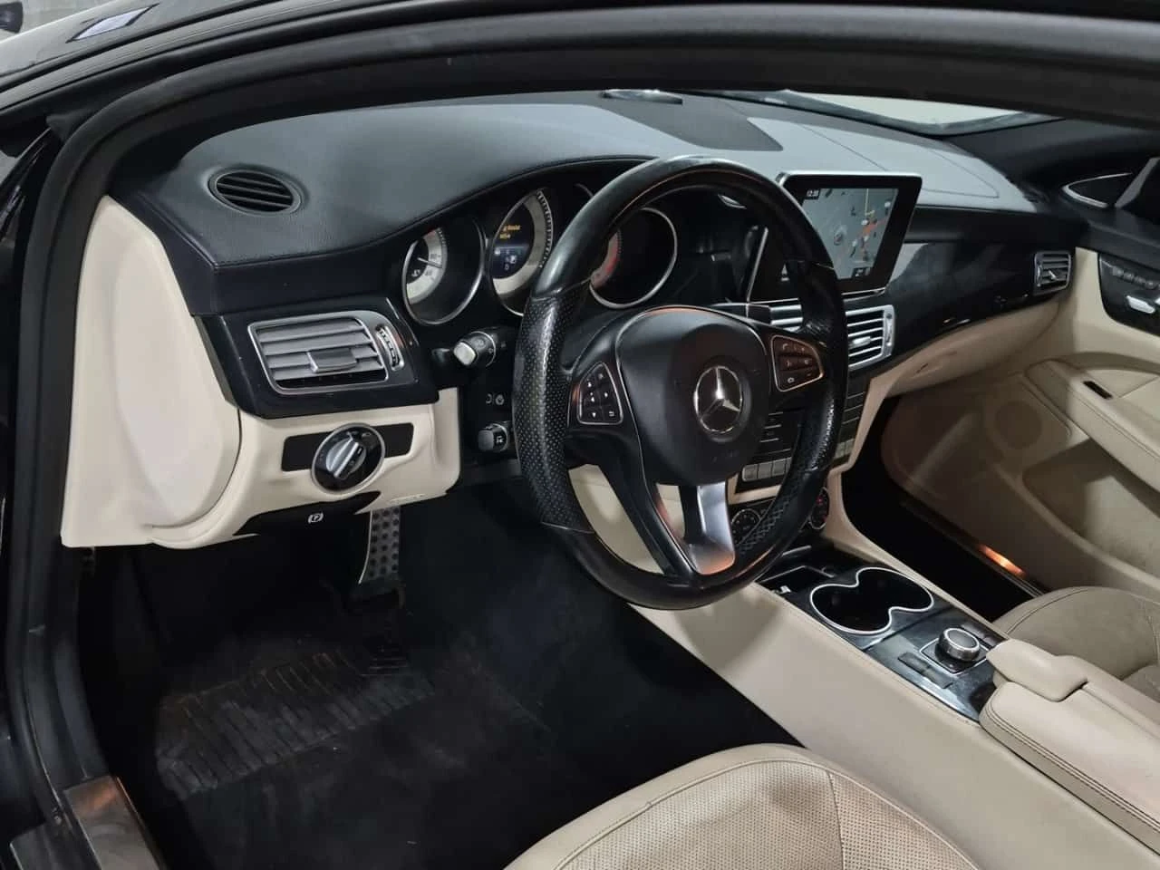 Mercedes-Benz CLS 550 * CARFAX * ОБДУХВАНЕ * СЛЕДЕНЕ НА ЛЕНТИ * 360 * , снимка 12 - Автомобили и джипове - 54945037