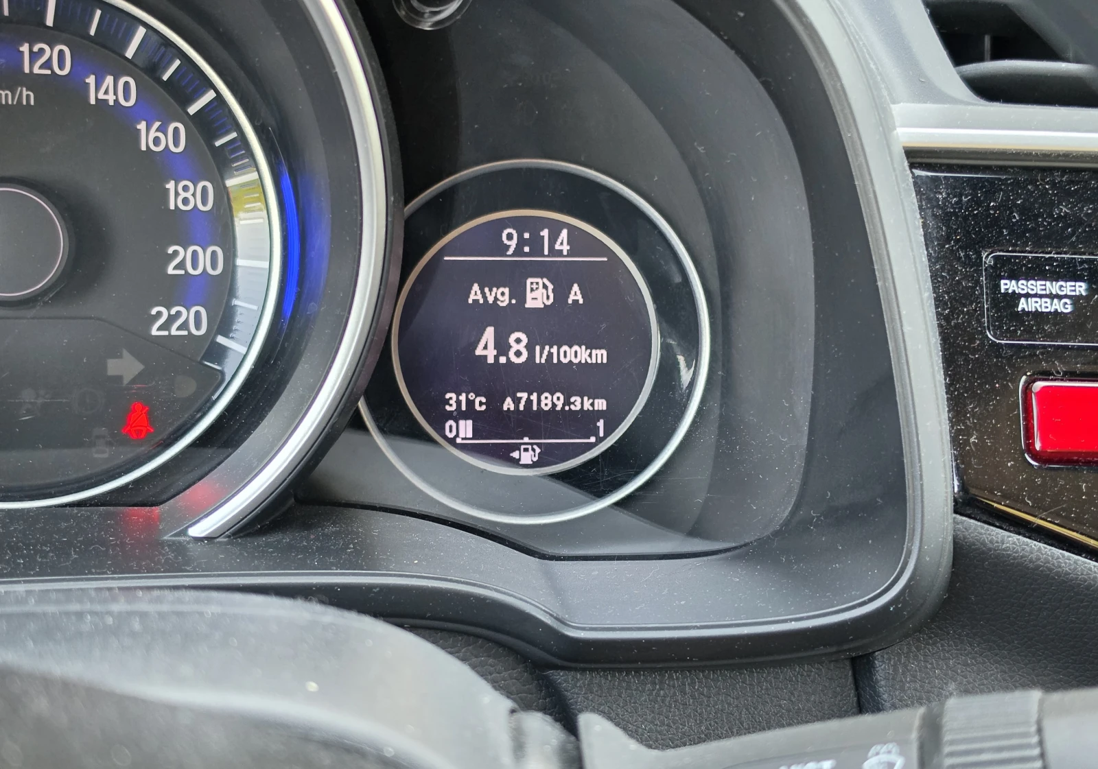 Honda Jazz 1.3i-VTEC Пълна история в ХОНДА ЕВРО 6, TUV 2027г., снимка 12 - Автомобили и джипове - 55581860