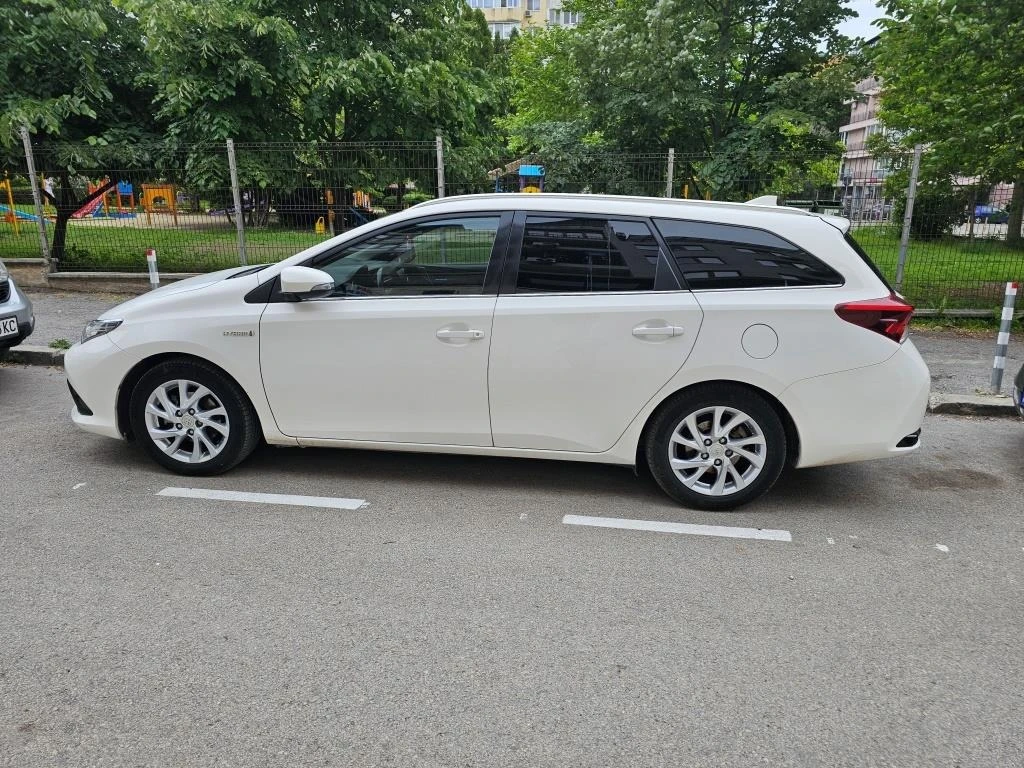 Toyota Auris 1.8 Hybrid - изображение 6