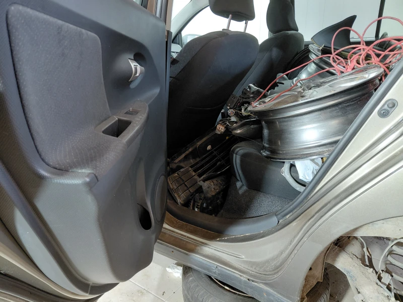 Toyota Urban Cruiser D4D с документи, снимка 6 - Автомобили и джипове - 51341818