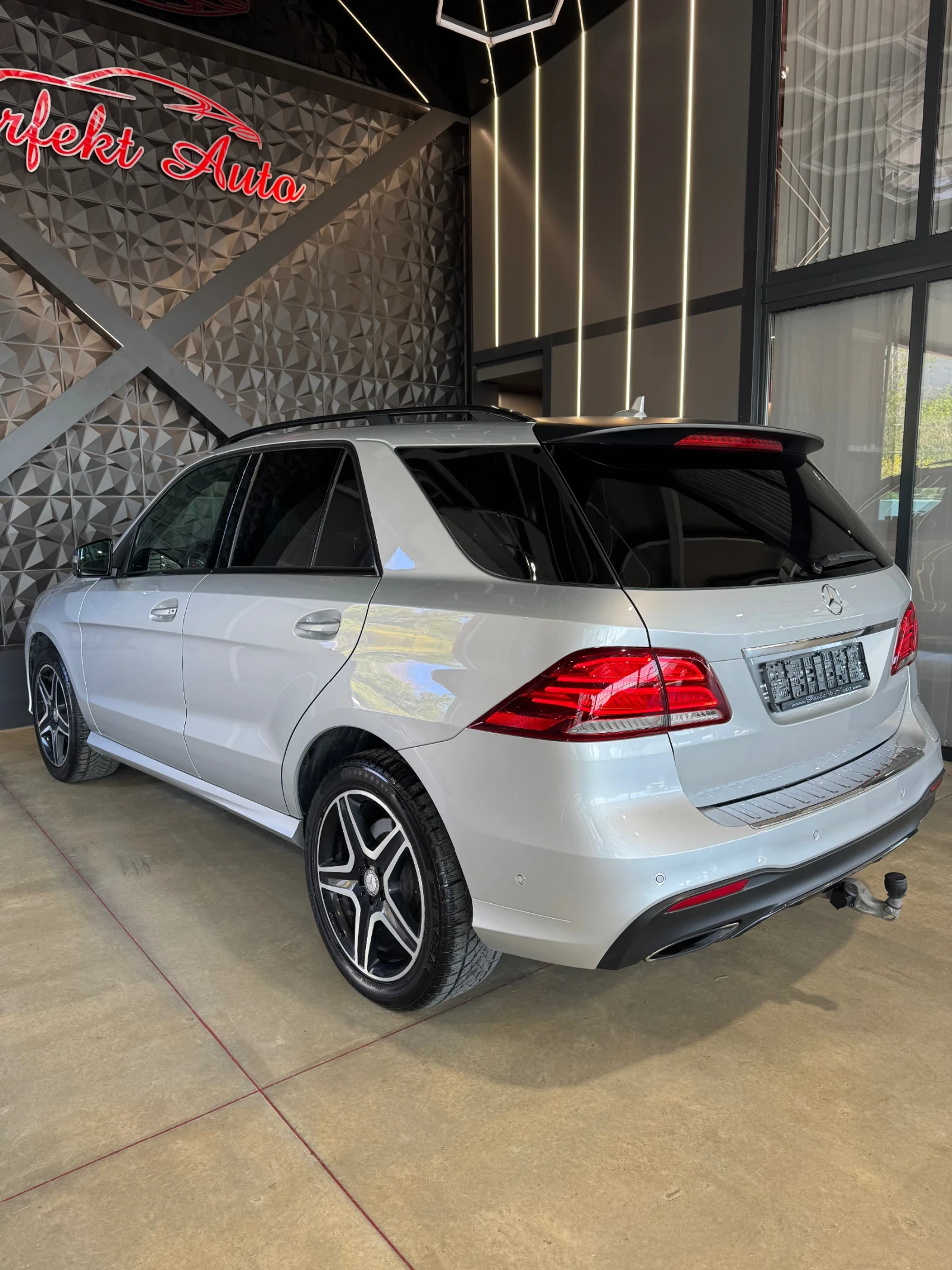 Mercedes-Benz GLE 500 E PLUG-IN HYBRID * AMG FULL Екстри * Панорама * H/ - изображение 3