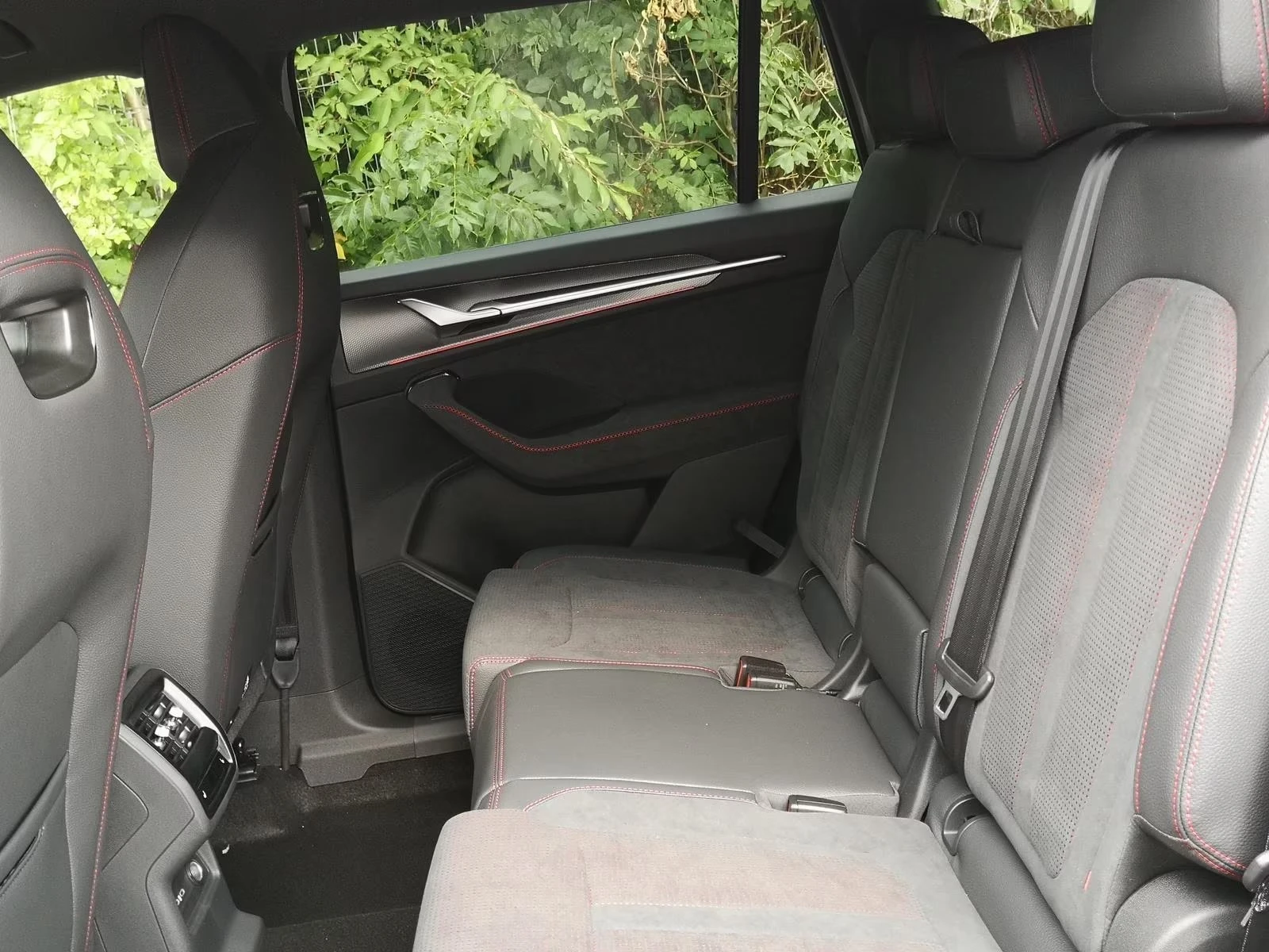 Skoda Kodiaq RS 2.0 TSI 4x4 CANTON MATRIX-LED CAMERA 7-МЕСТЕН , снимка 8 - Автомобили и джипове - 55607120