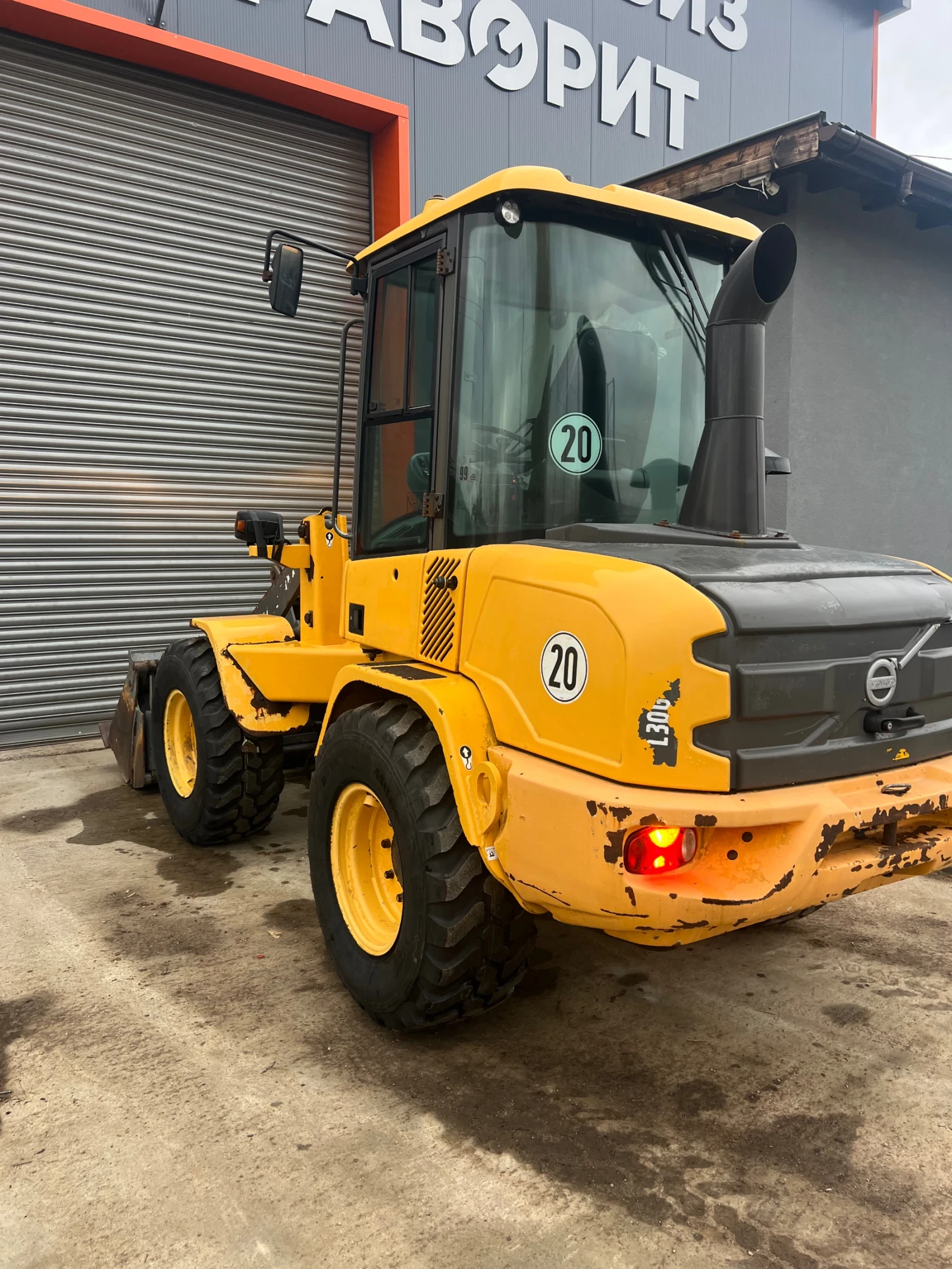 Челен товарач Volvo L30G - изображение 5