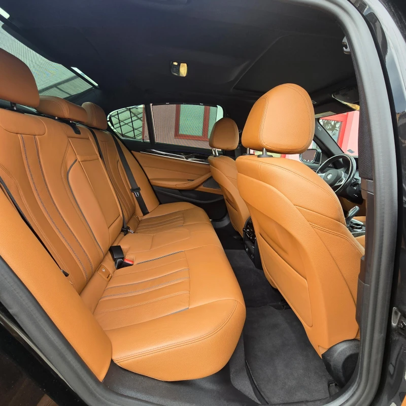 BMW 530 i xDrive/M-Pack/Harman Kardon, снимка 12 - Автомобили и джипове - 42182440