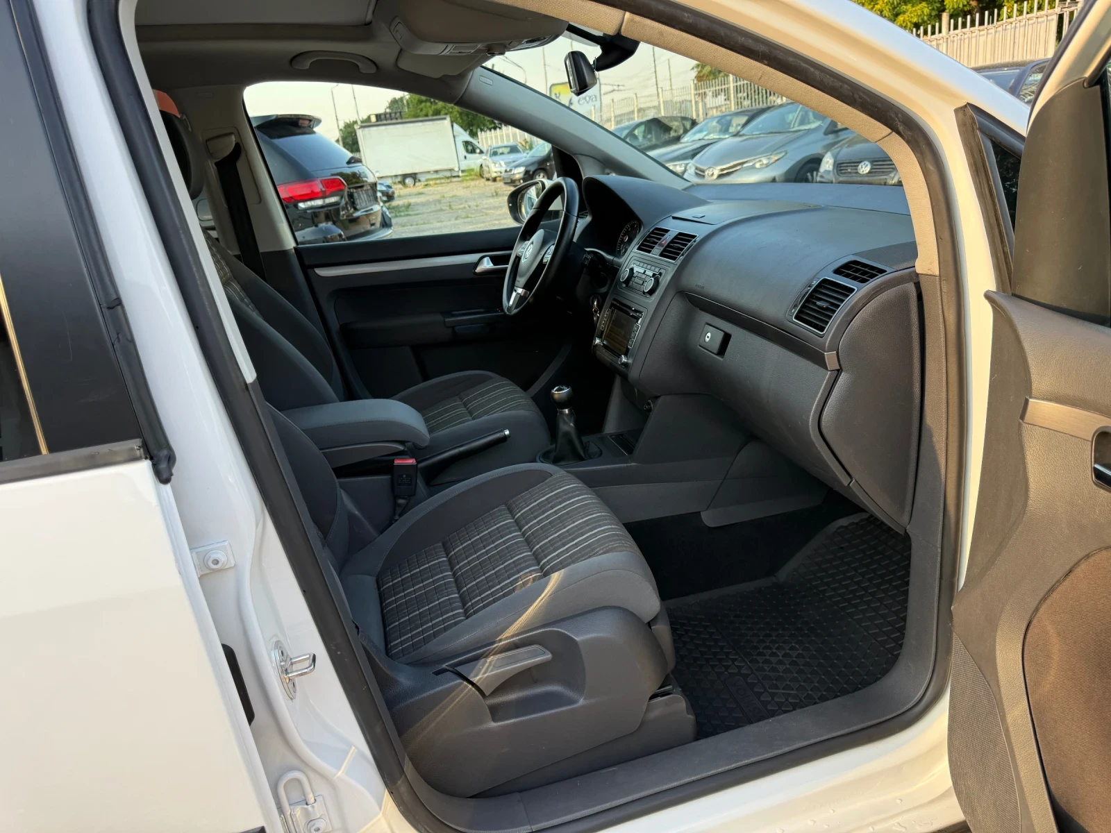 VW Touran CROSS* 2.0TDi* 6 скорости, снимка 10 - Автомобили и джипове - 55647513