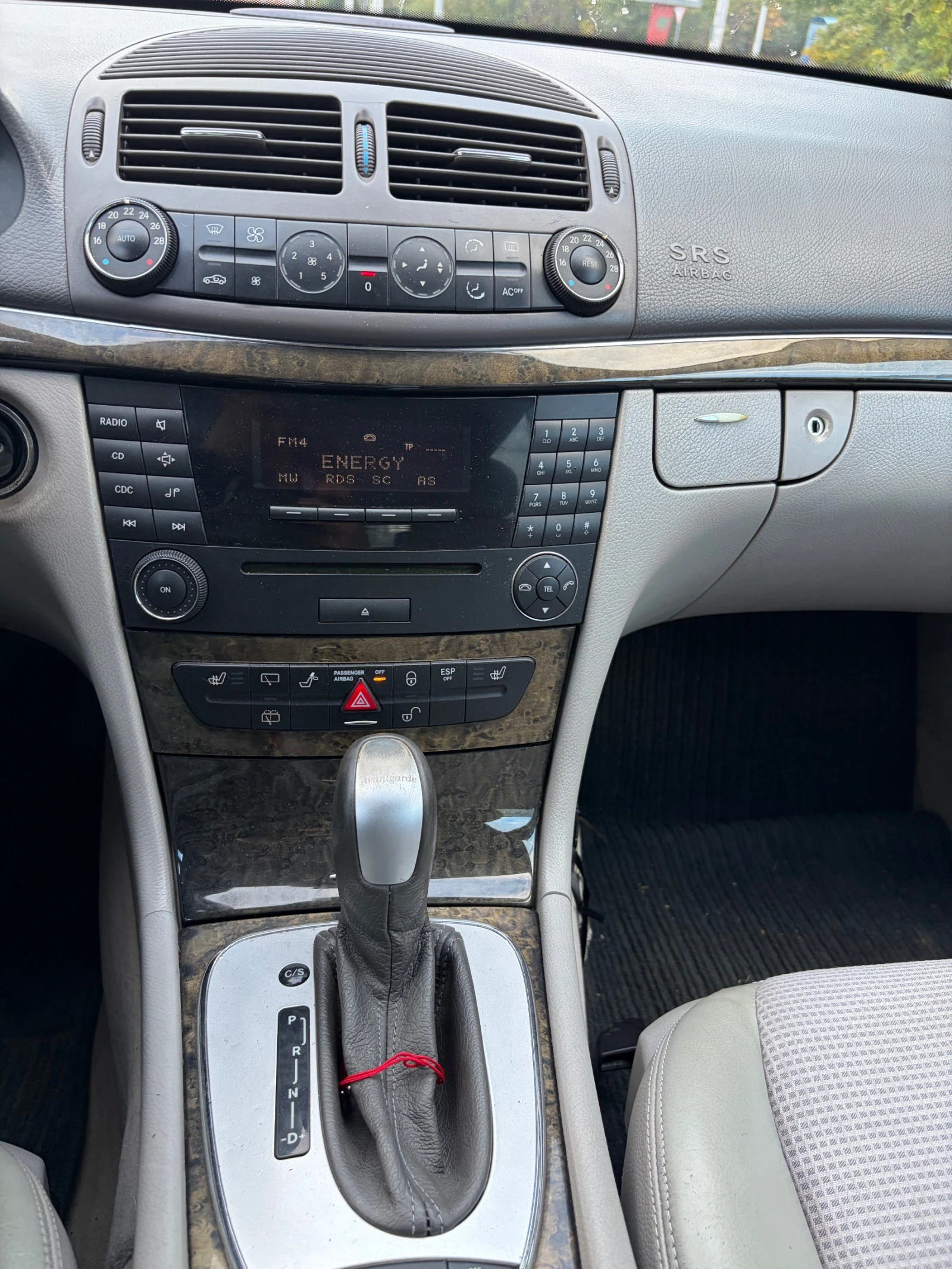 Mercedes-Benz E 220, снимка 7 - Автомобили и джипове - 56616941