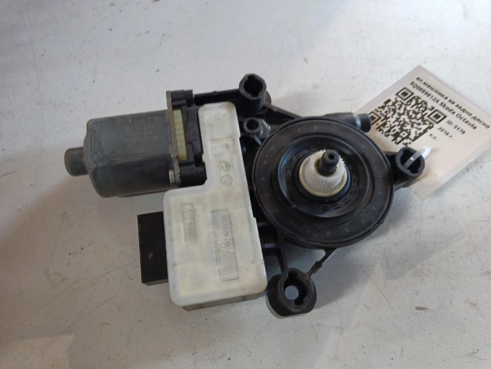 ел.машинка за задно дясно 5Q0959812A Skoda Octavia