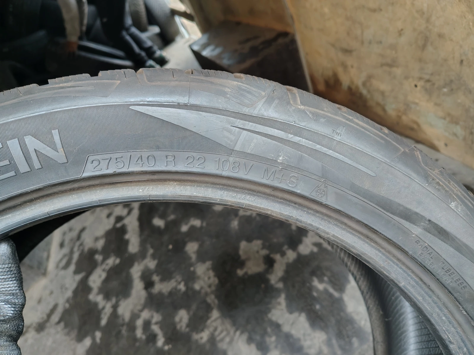 Гуми Зимни 275/40R22, снимка 6 - Гуми и джанти - 54091448