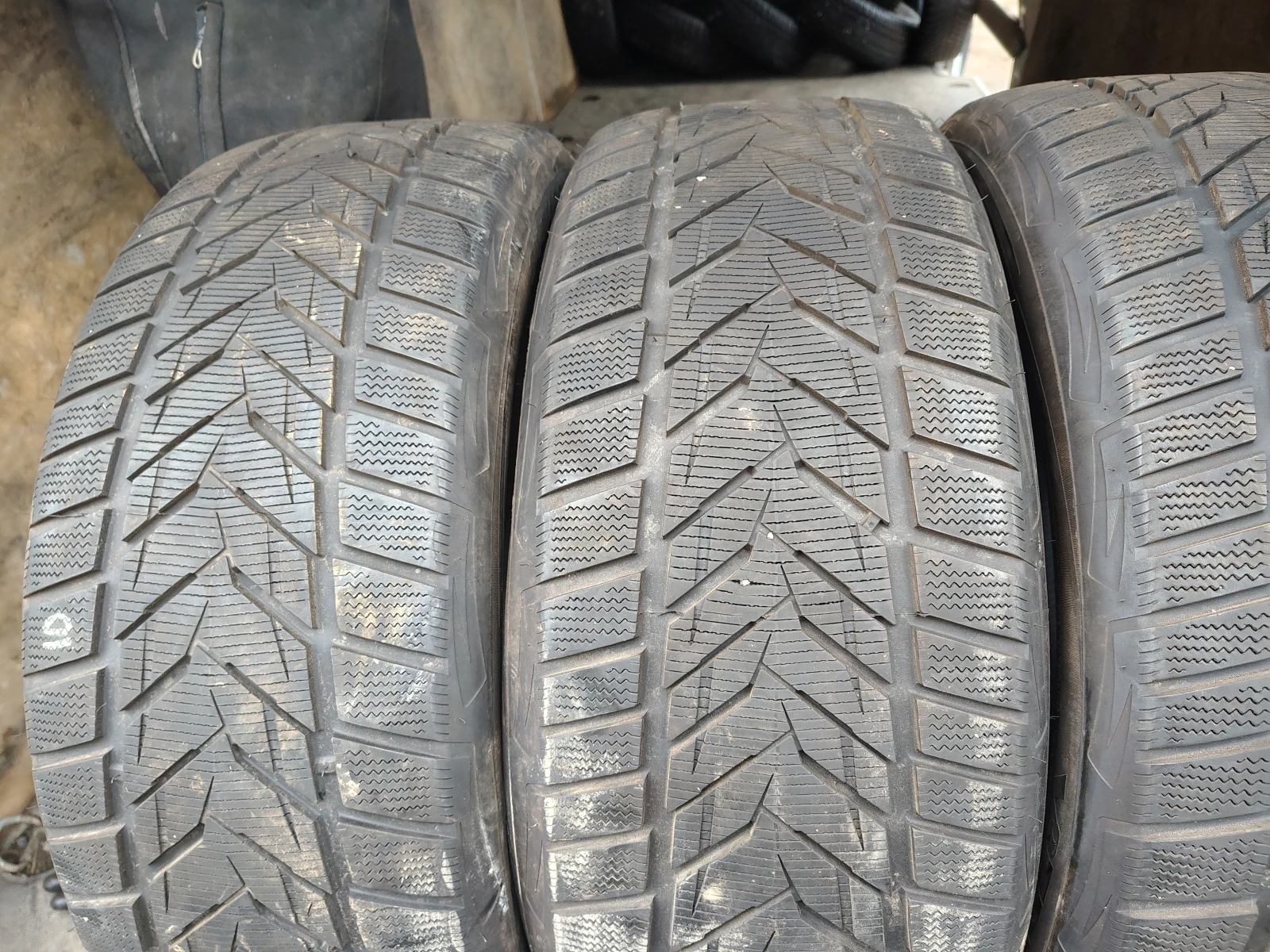 Гуми Зимни 275/40R22, снимка 2 - Гуми и джанти - 54091448