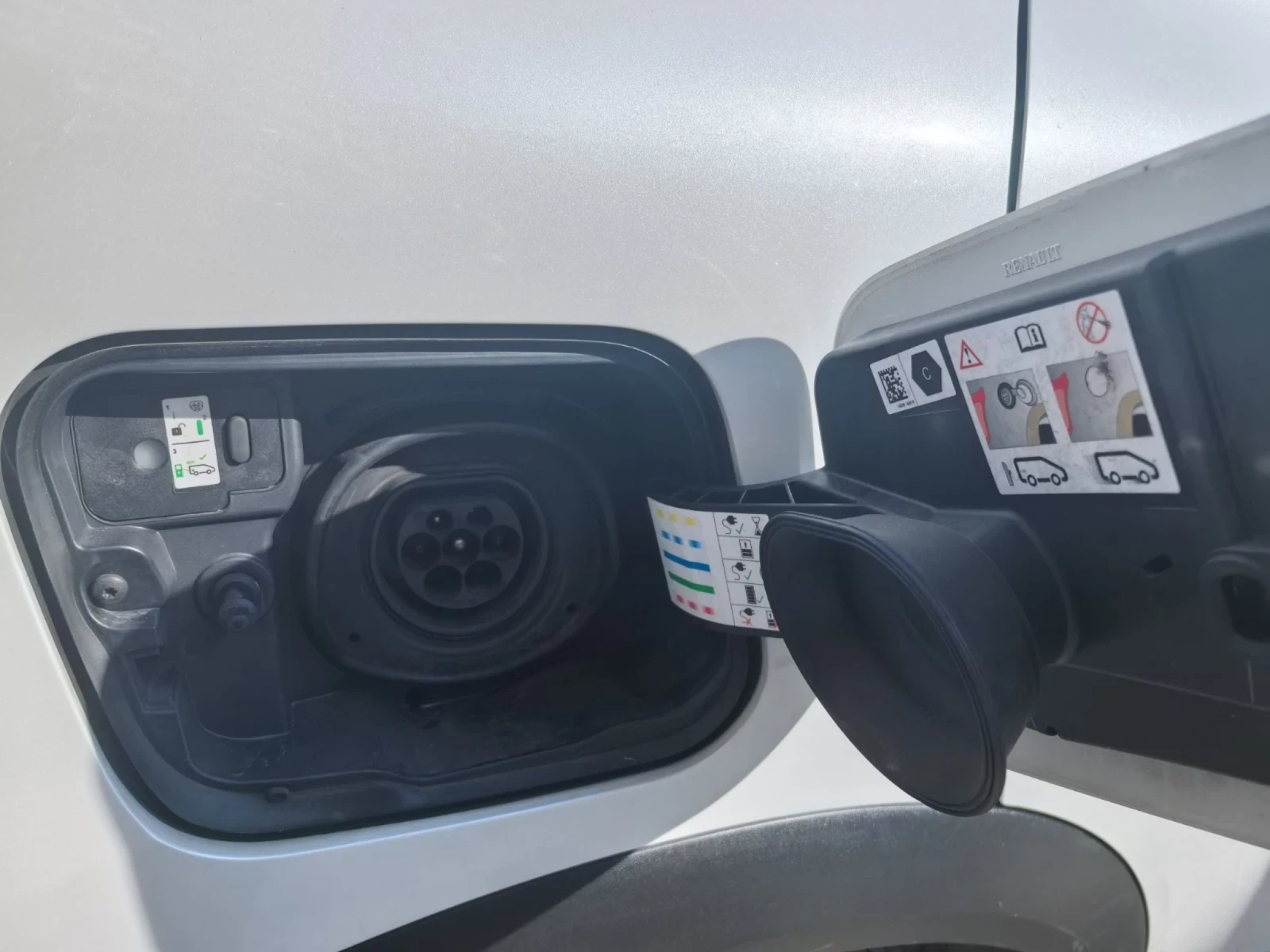 Renault Captur  1.6 HEV * Plug in Hybrid * E-Tech * R.S.line, снимка 8 - Автомобили и джипове - 53758215