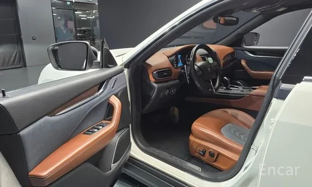 Maserati Levante 3.0d GranLusso Обдухване 360 Камера Панорама , снимка 5 - Автомобили и джипове - 55772630