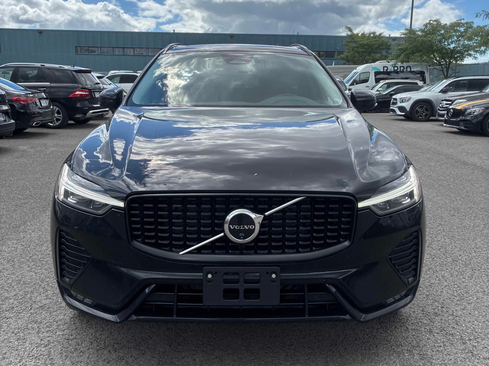 Volvo XC60 Plus Dark Theme | CARFAX | АВТОФИНАНСИРАНЕ, снимка 2 - Автомобили и джипове - 55857077