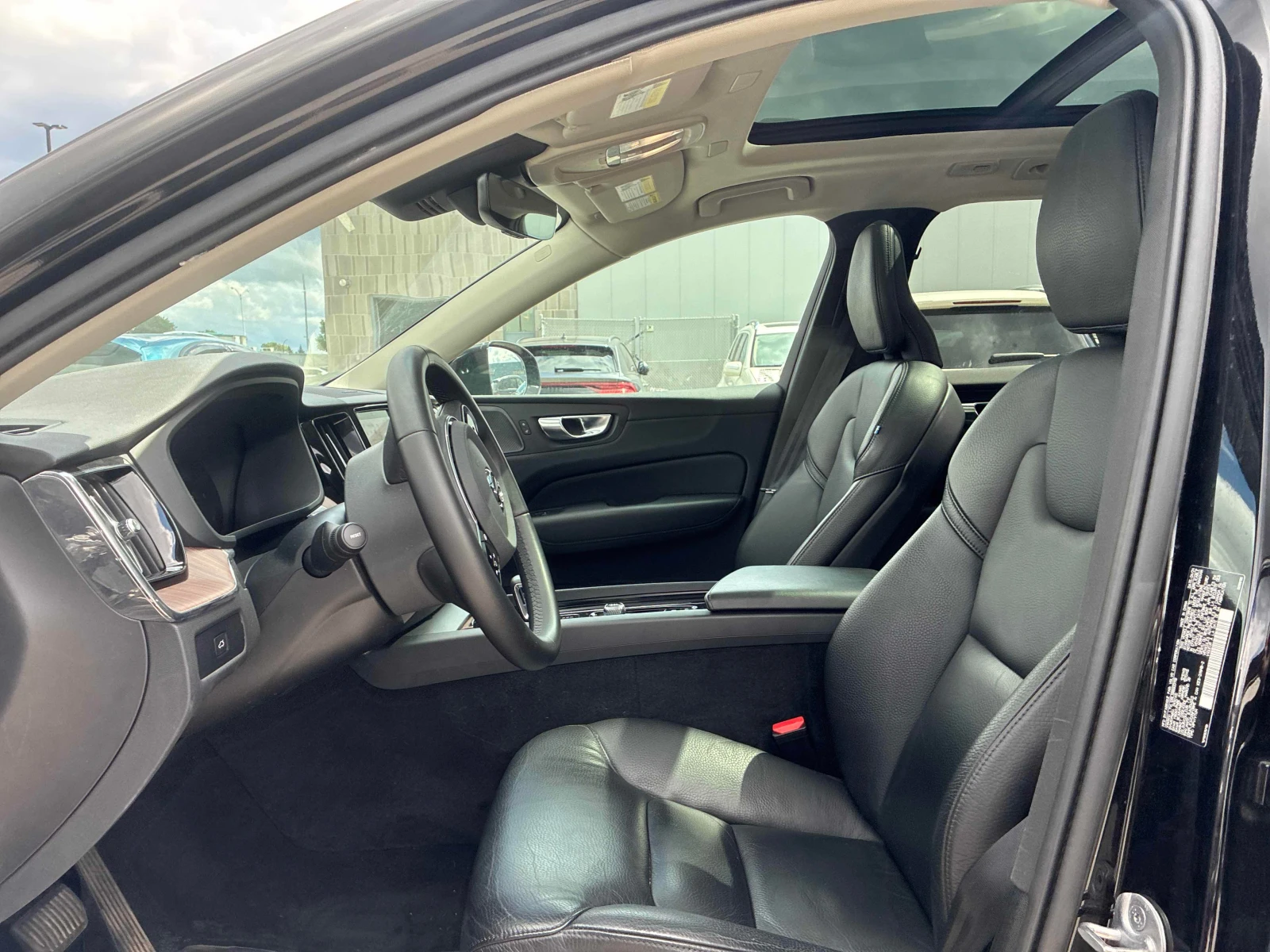 Volvo XC60 Plus Dark Theme | CARFAX | АВТОФИНАНСИРАНЕ, снимка 11 - Автомобили и джипове - 55857077