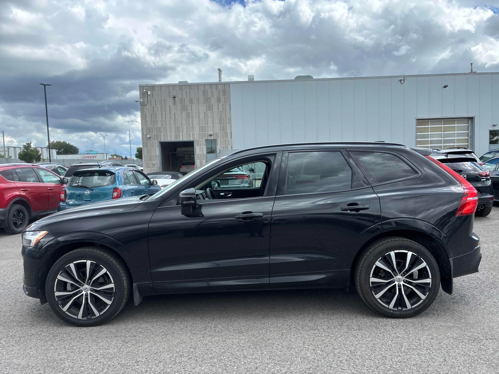 Volvo XC60 Plus Dark Theme | CARFAX | АВТОФИНАНСИРАНЕ, снимка 3 - Автомобили и джипове - 55857077