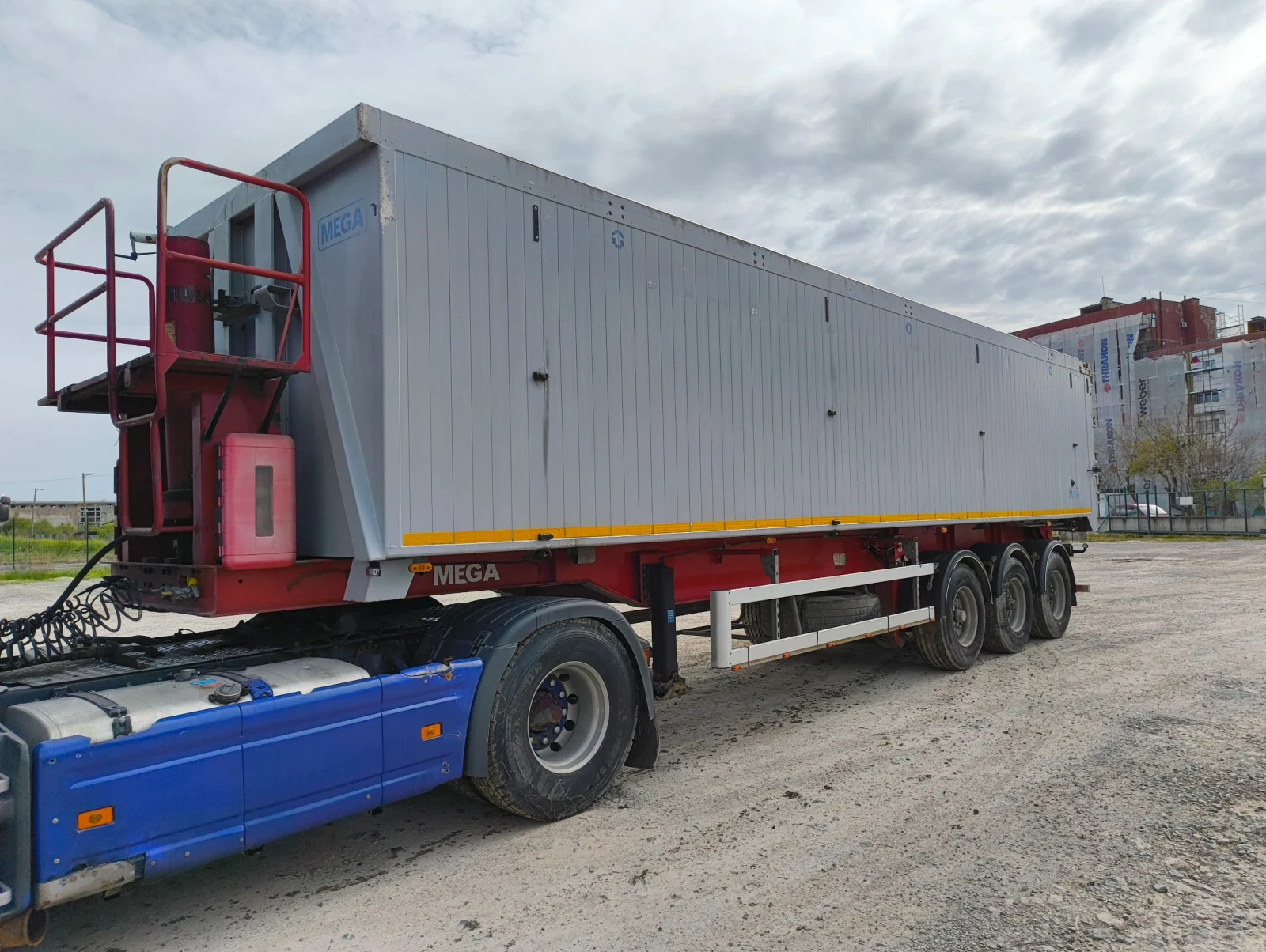 Полуремарке Mega Mega